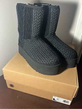 Rare New Classic Short Villa Knit Fleece Boots Women’s Size 10 Black
